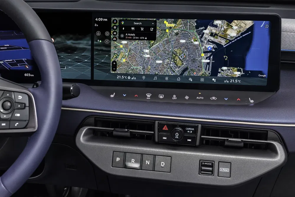 Dashboard scherm van een Lucid Air elektrische auto met gedetailleerde GPS-navigatie en geïntegreerde bedieningselementen.