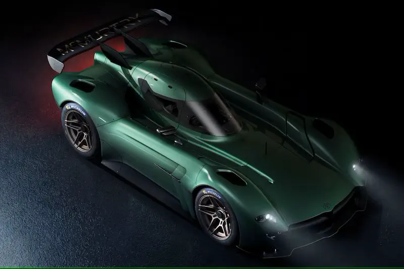 Groene hypercar Italdesign Automobili Pininfarina met grote spoiler en Michelin banden in studio.