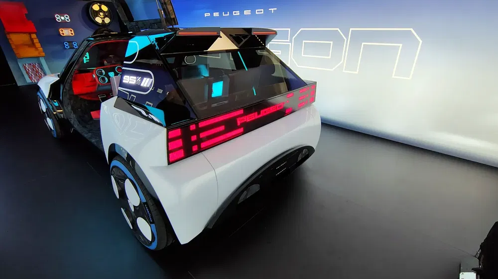 Concept car Peugeot moderne avec design futuriste et éclairage LED distinctif.