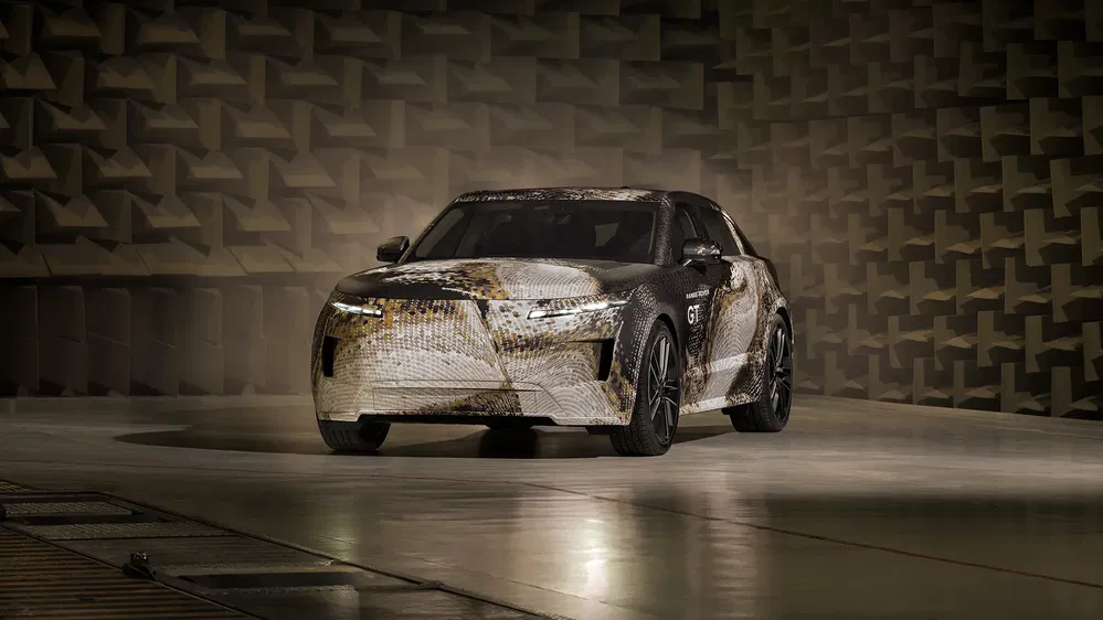 Prototype de la Citroën C5 X dans une chambre anéchoïque pour tests aéro-acoustiques.