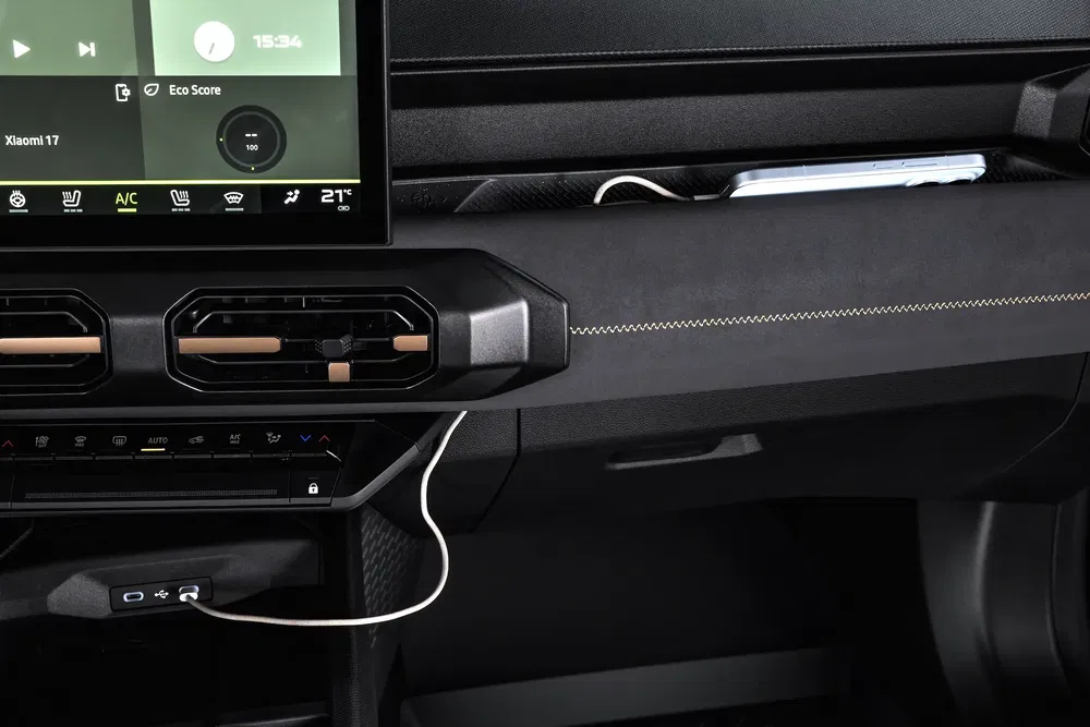 Moderne auto-interieur met touchscreen en geïntegreerde USB-poorten voor connectiviteit.