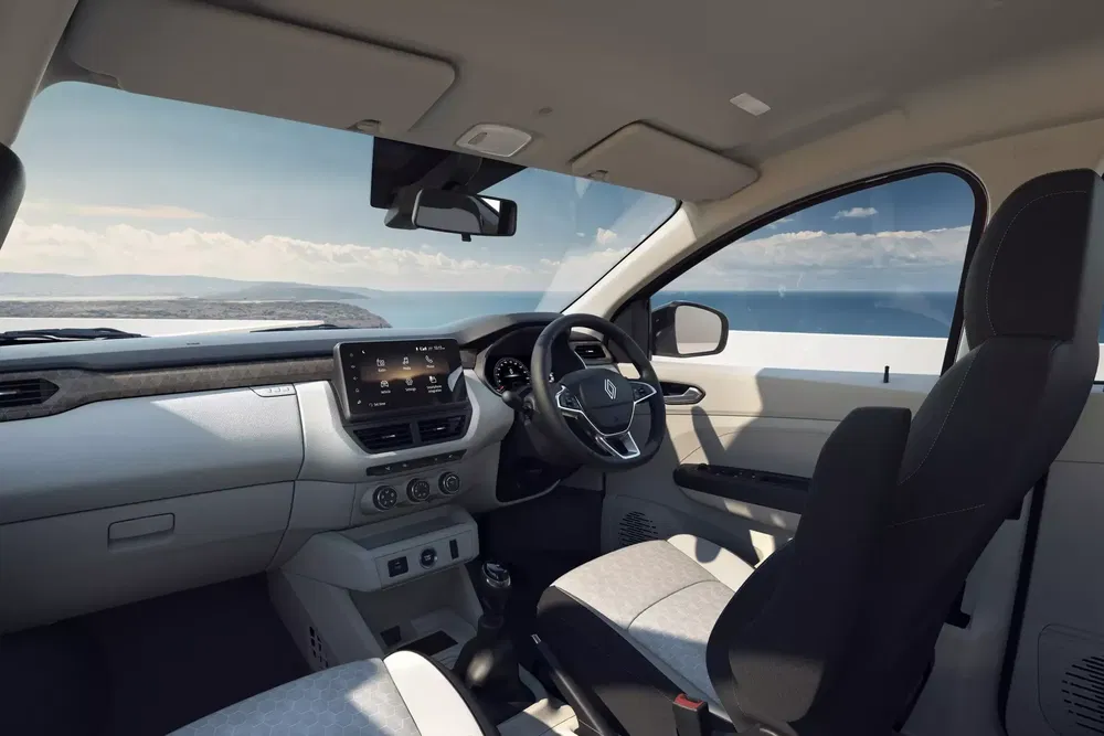 Intérieur moderne de la Renault Triber avec vue sur la mer.