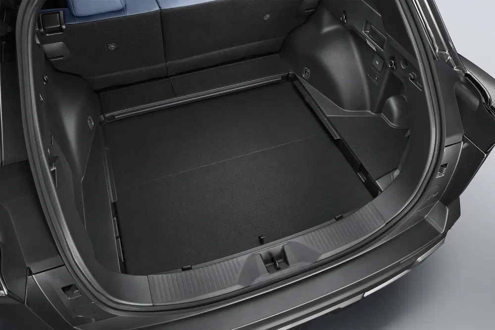 Coffre spacieux d'un véhicule moderne, offrant un espace de rangement optimal et pratique.