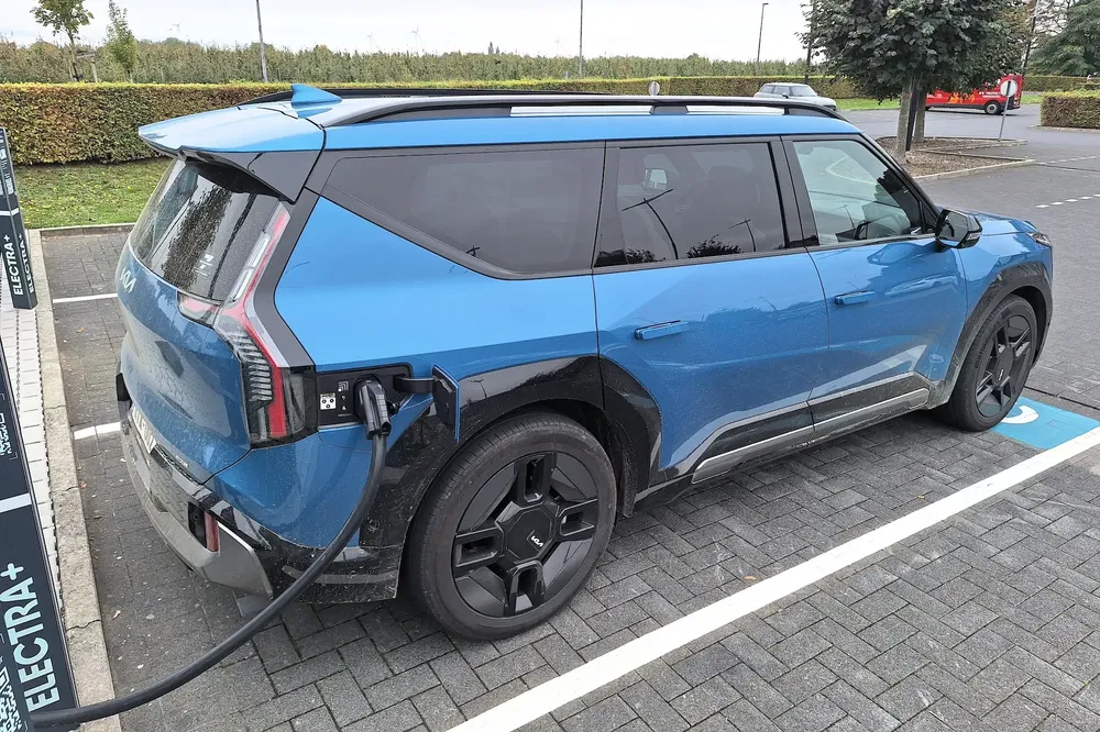 Kia EV9 bleu en charge dans une station Electra+.