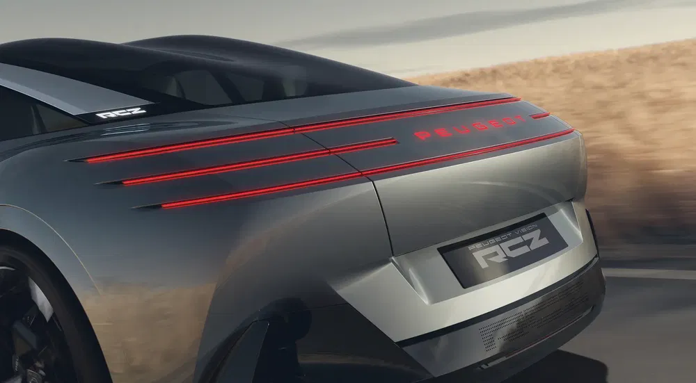 Vue arrière d'une Peugeot RCZ avec lignes de feux LED distinctives et design aérodynamique élégant.