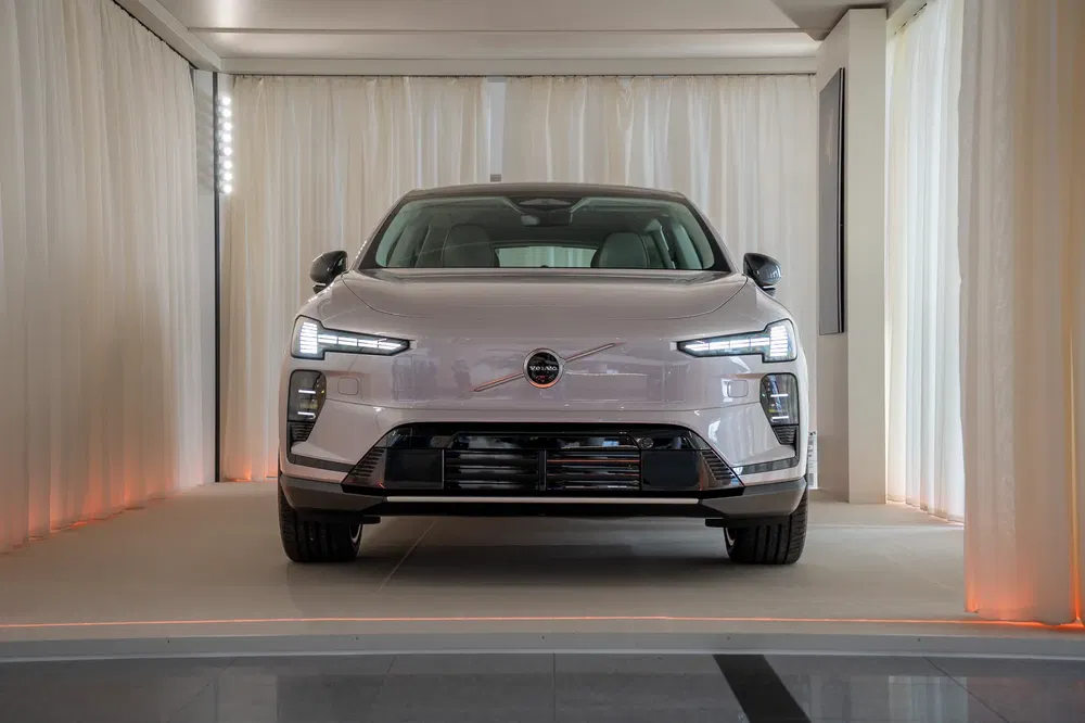 {"fr":"Nio EL6 électrique blanc exposé dans un showroom moderne avec éclairage LED.","nl":"Witte elektrische Nio EL6 tentoongesteld in een moderne showroom met LED-verlichting."}