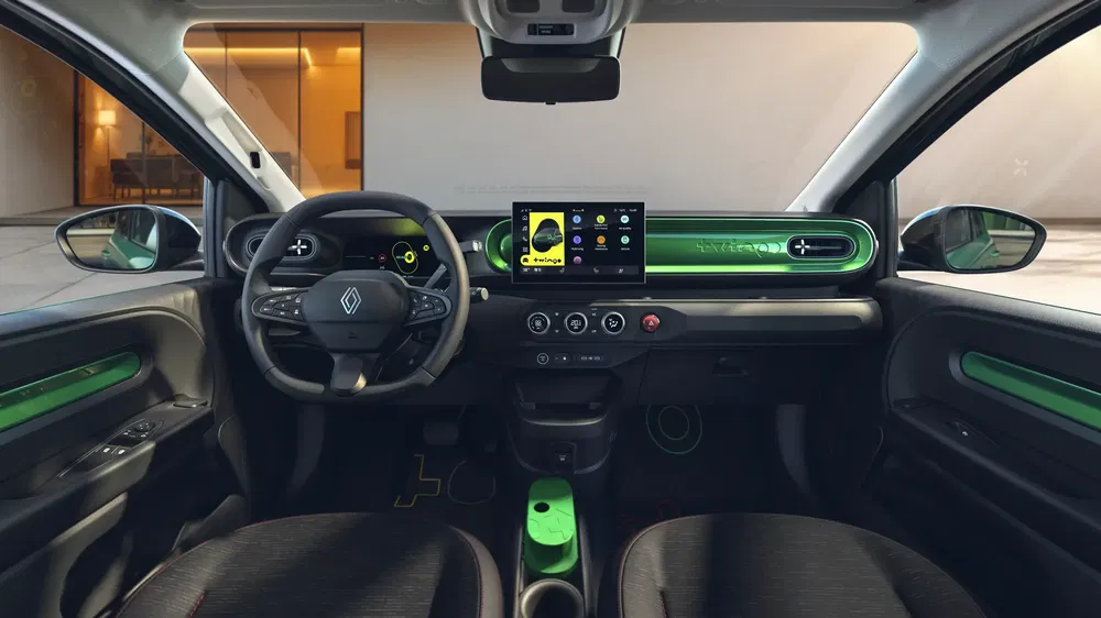 Intérieur moderne d'une Renault avec tableau de bord numérique et accents verts lumineux.