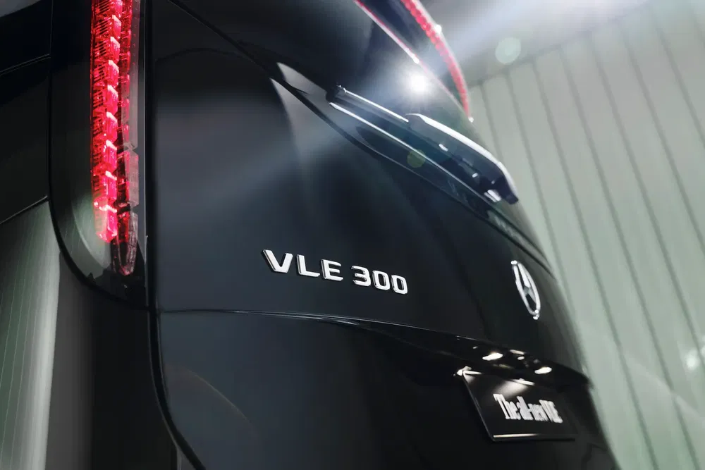 Vue arrière du Mercedes VLE 300, focus sur les feux arrière et le logo brillant.