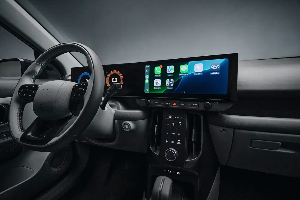 Intérieur Hyundai avec écran tactile large et volant multifonctions moderne, technologie intégrée.
