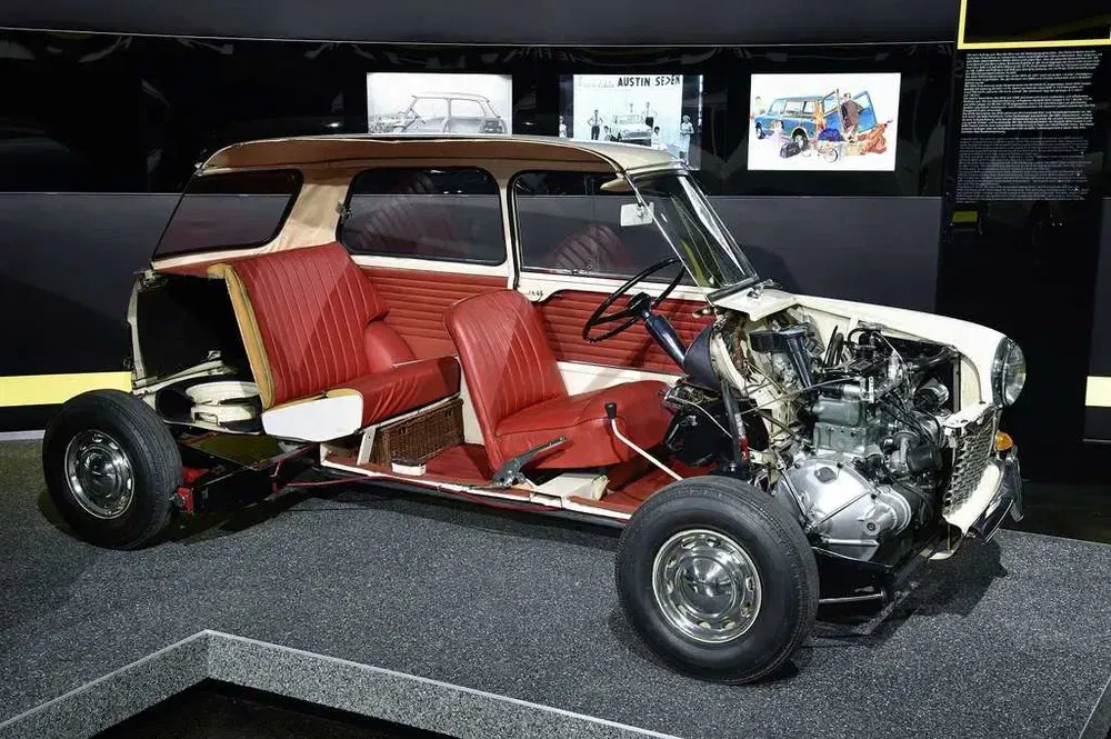 Austin Mini doorgesneden, interieur en motor zichtbaar tentoongesteld.