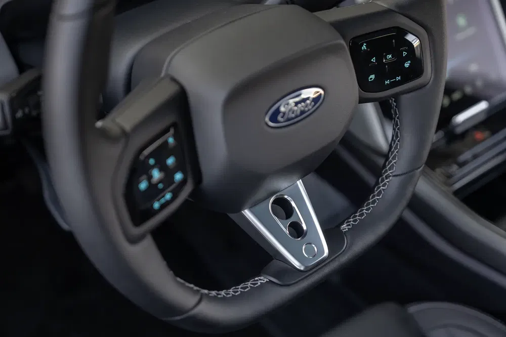 Volant Ford avec commandes intégrées et détails en cuir moderne.