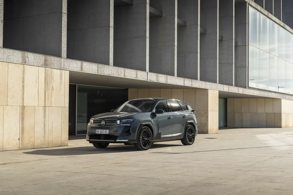 SUV Citroën gris moderne devant un bâtiment minimaliste en béton.