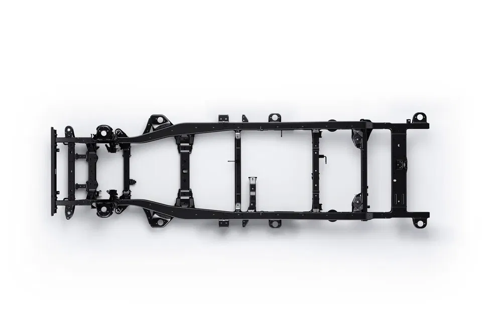 Châssis solide de véhicule tout-terrain, structure robuste et durable en acier noir.