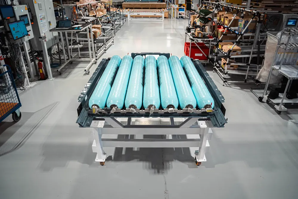 {"fr":"Cylindres de stockage d'hydrogène dans une usine de fabrication avancée.","nl":"Waterstofopslagtanks in een geavanceerde productiefaciliteit."}