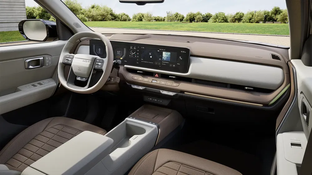 Moderne interieur van de Kia EV9 met digitaal dashboard en stijlvol interieur.