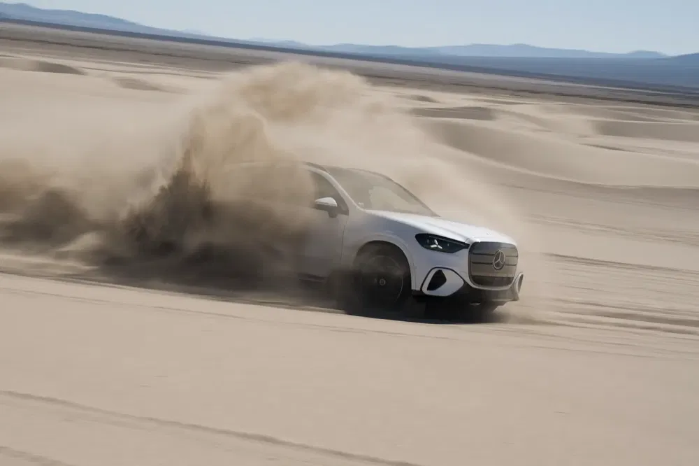 {"fr":"Mercedes-Benz dérapant dans le désert, soulevant un nuage de poussière spectaculaire.","nl":"Mercedes-Benz driftend in de woestijn, opwaaiende spectaculaire stofwolk."}