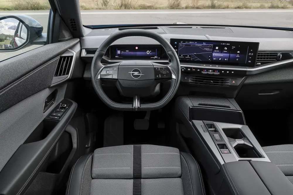 Moderne interieur van een Opel, stuurwiel en digitaal dashboard.