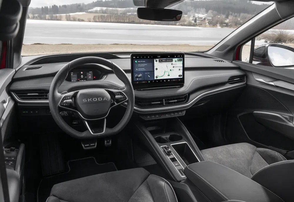 Intérieur moderne de la Skoda avec tableau de bord numérique et système de navigation intégré.