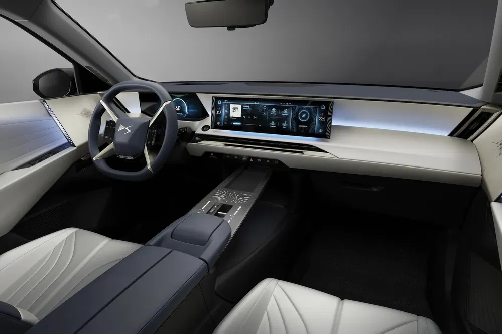 Hightech interieur van DS Automobiles met digitaal dashboard en modern ontwerp.