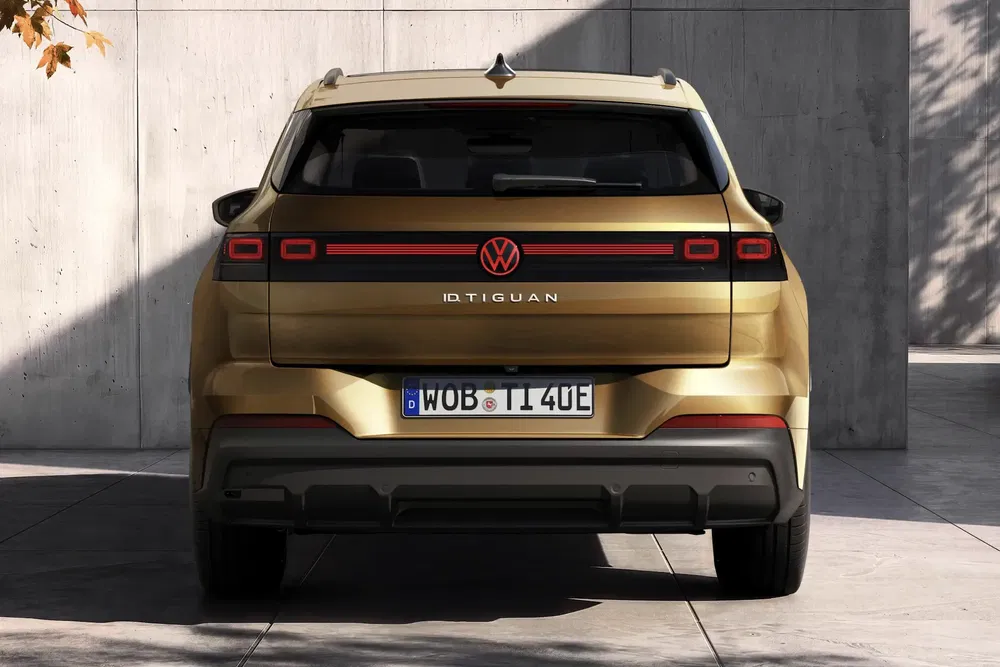 Vue arrière du Volkswagen Tiguan ID doré, design moderne et compact, éclairage LED distinctif.