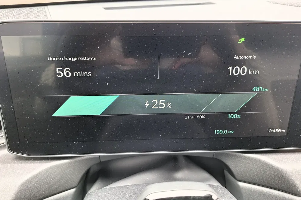 Tableau de bord d'une voiture électrique affichant 56 minutes de charge restante, 100 km d'autonomie.