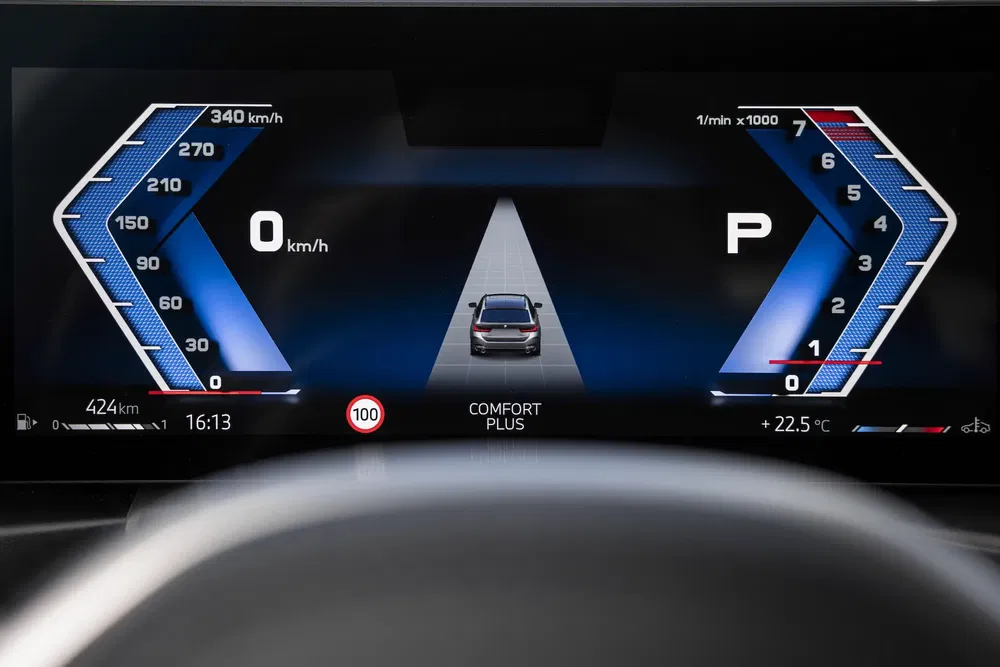 Tableau de bord numérique BMW, affichage du compteur de vitesse et tachymètre en mode Comfort Plus.