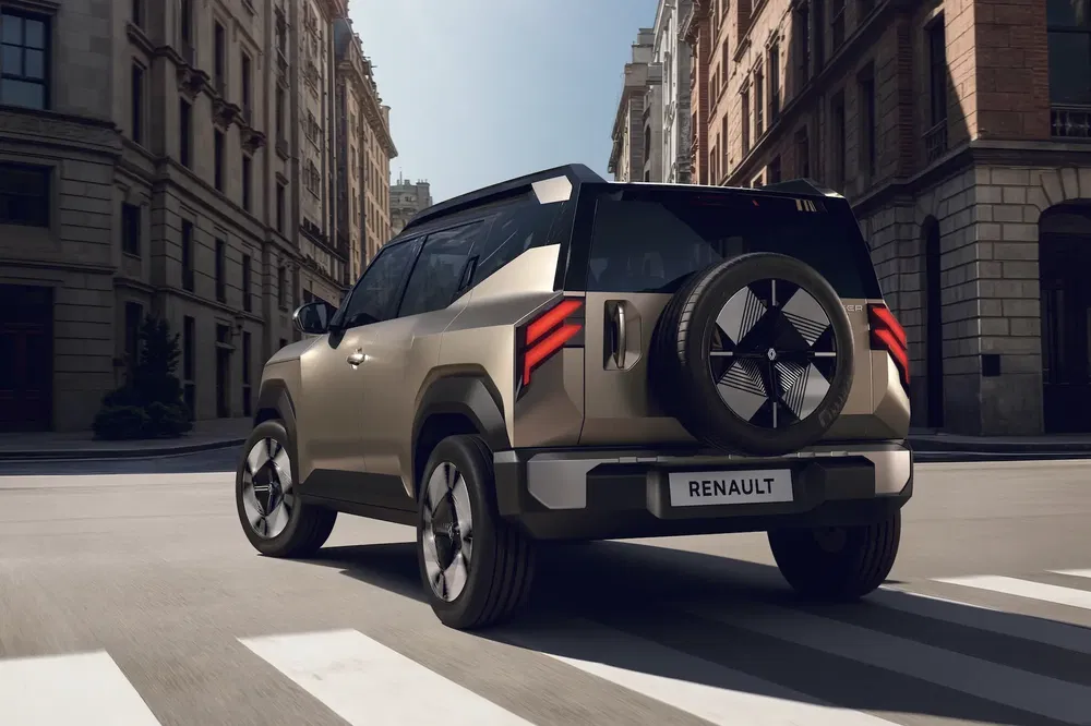 SUV Renault beige moderne sur rue urbaine, style robuste avec pneu arrière visible.