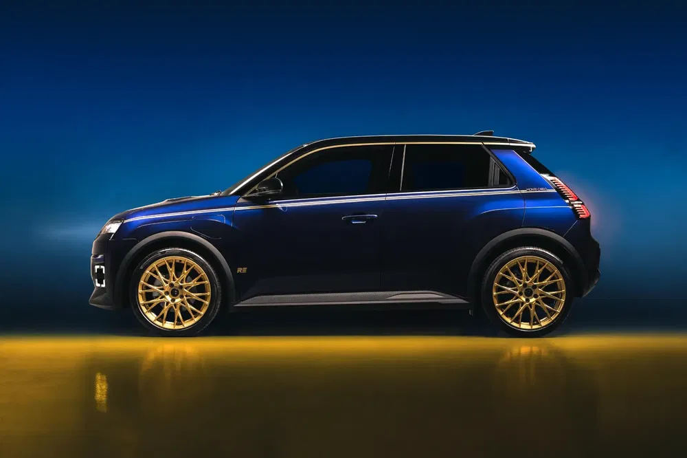 Blauwe SUV met gouden velgen, sfeerverlichting op blauwe achtergrond.