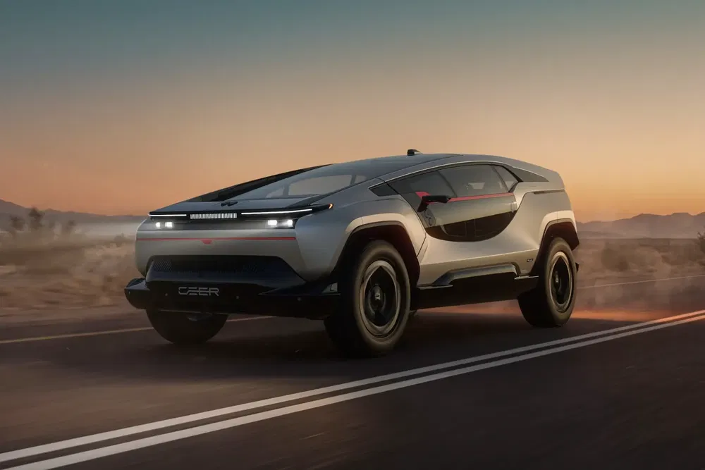 Futuristische elektrische SUV Ceer op een verlaten weg bij zonsondergang.