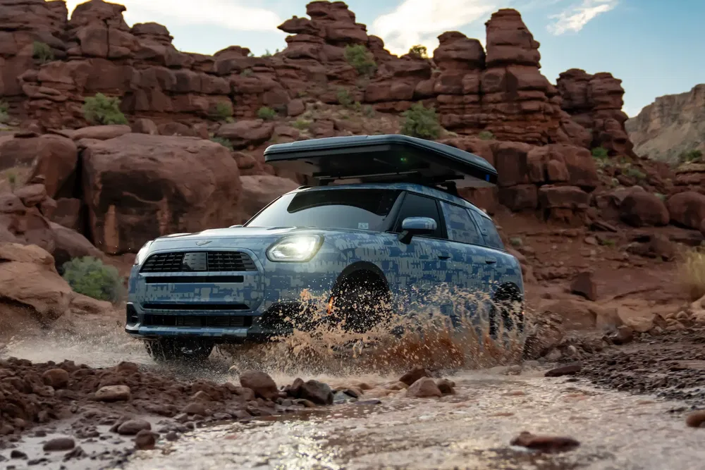 {"fr":"MINI Cooper tout-terrain traversant un ruisseau rocheux dans le désert.","nl":"MINI Cooper offroad door een rotsachtige stroom in de woestijn."}