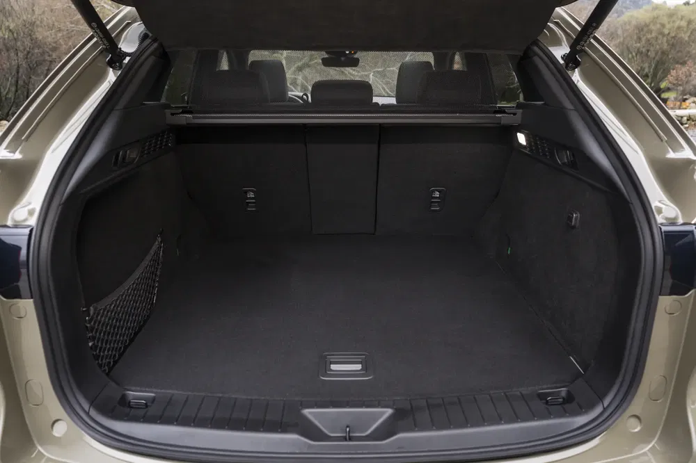 Coffre spacieux d'un SUV moderne avec sièges rabattables pour plus de capacité de chargement.