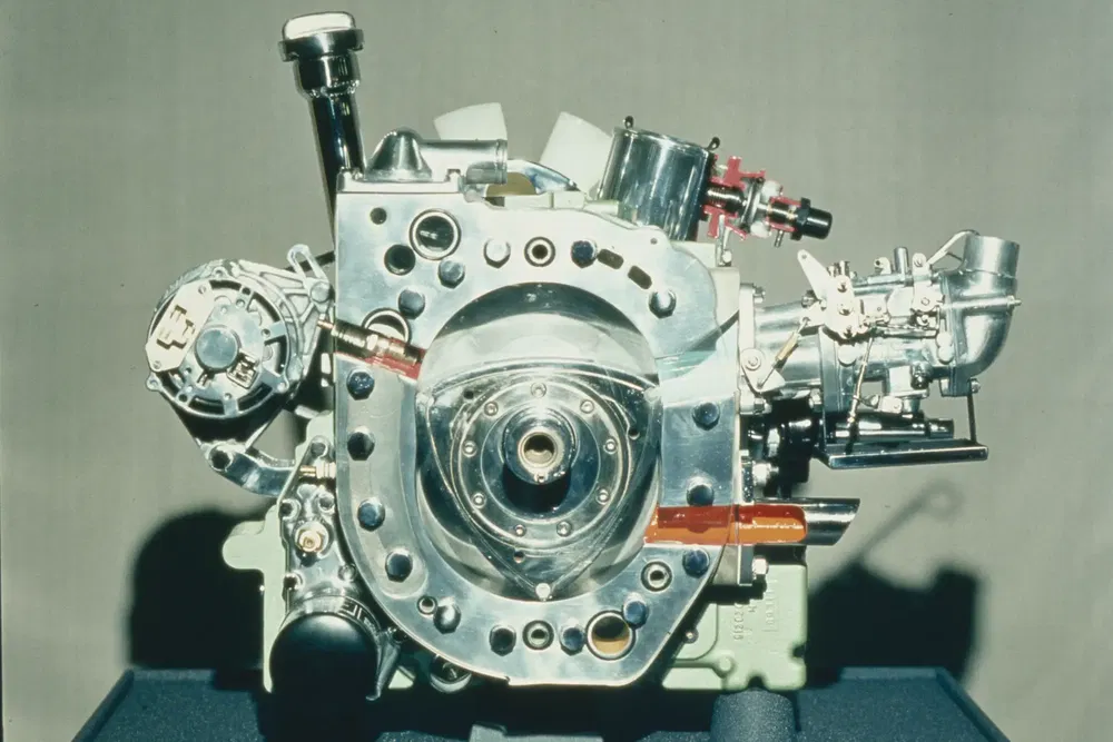 Moteur rotatif Mazda, design complexe et détails mécaniques visibles.
