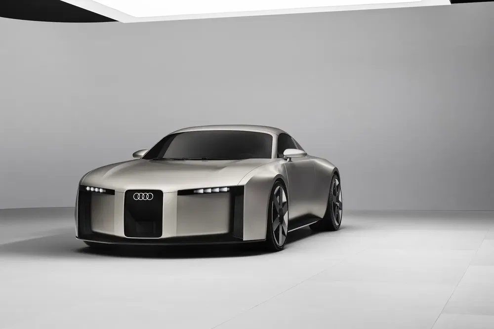 {"fr":"Concept car Audi futuriste avec design élégant et profil bas, éclairage avant distinctif.","nl":"Futuristische Audi concept car met slank ontwerp en kenmerkende voorverlichting."}