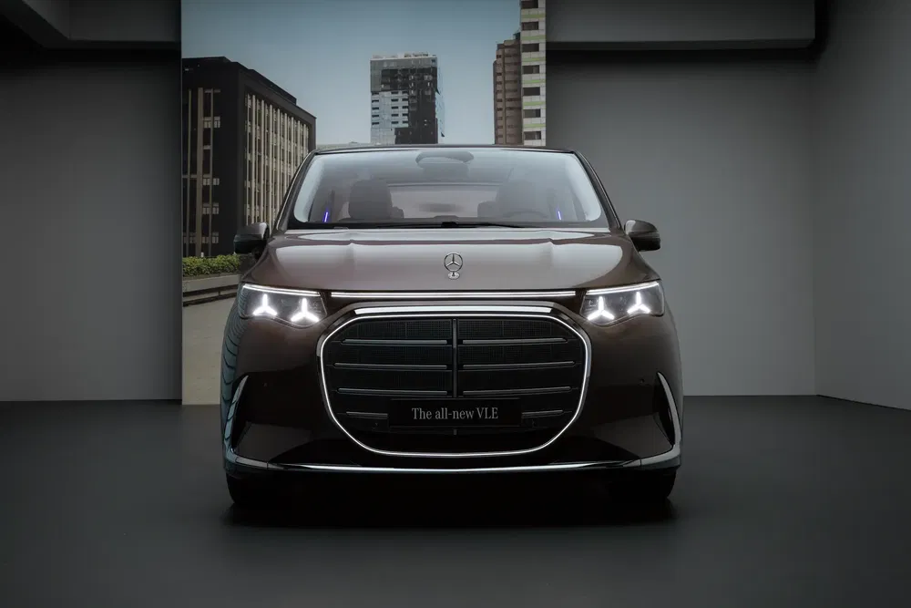 {"fr":"Monospace Mercedes-Benz VLE 2024 à l'avant, phares LED distinctifs, grille imposante.","nl":"Mercedes-Benz VLE 2024 MPV frontaal, opvallende LED-koplampen, indrukwekkend rooster."}