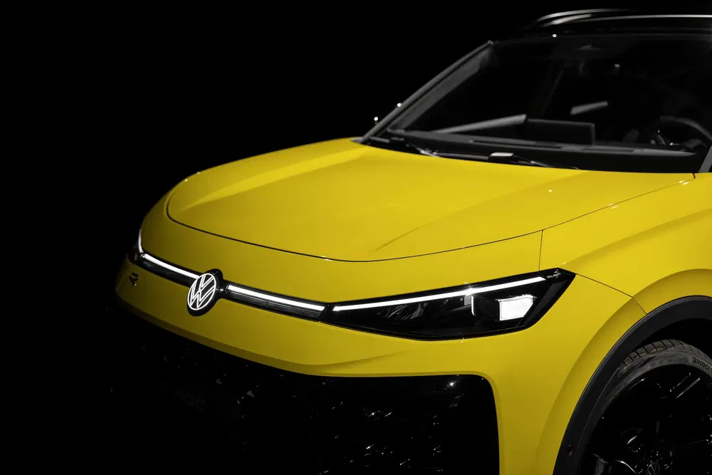 Volkswagen ID électrique jaune avec logo illuminé sur capot, design moderne et élégant.