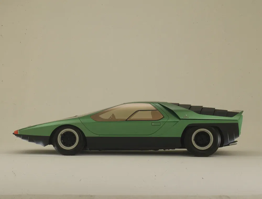 Lancia Stratos Zero concept car vert, design futuriste et profil aérodynamique emblématique des années 70.