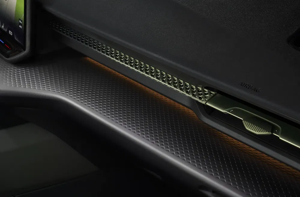 Intérieur moderne de voiture avec design texturé et rétroéclairage subtil, détails élégants.