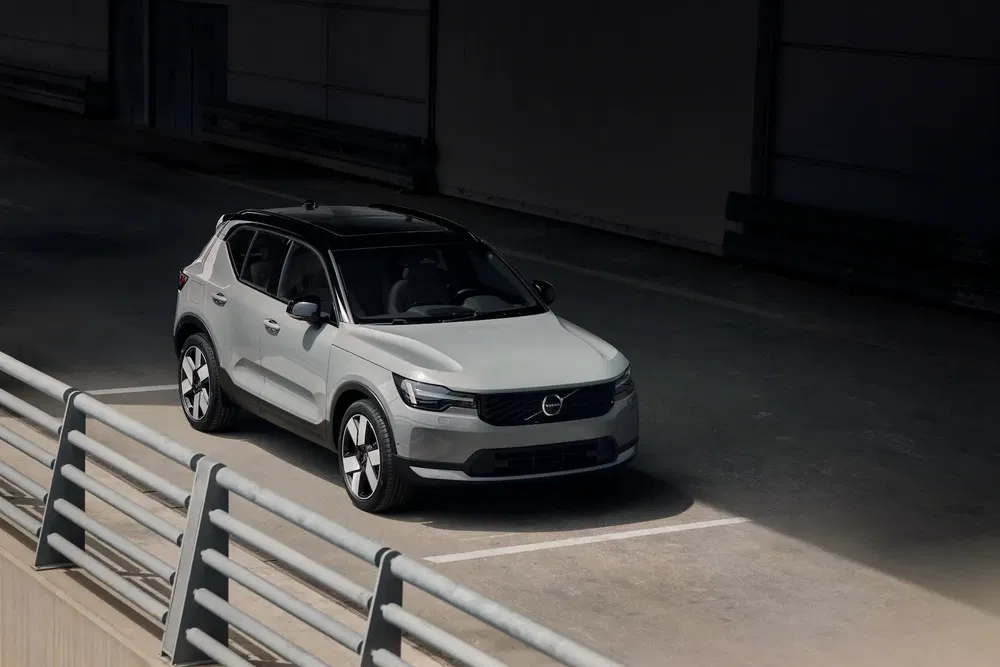 SUV Volvo XC40 gris stationné dans un parking sombre, design moderne et élégant.