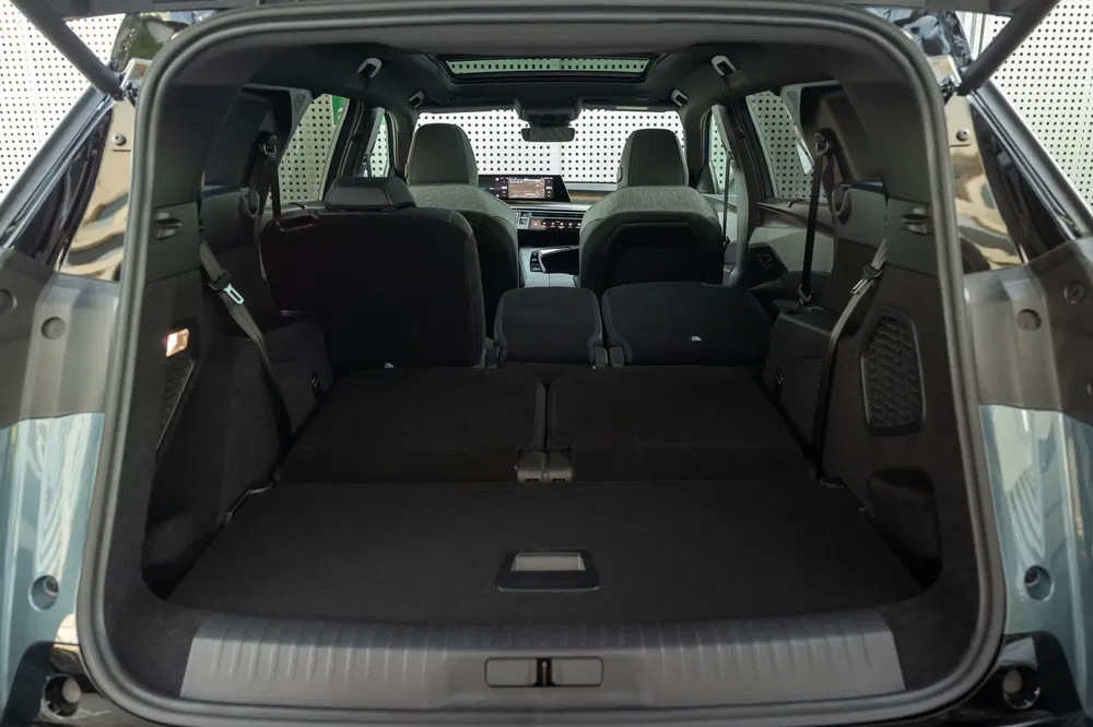 Coffre spacieux du BMW X1 avec sièges arrière rabattus, optimisant l'espace de chargement.