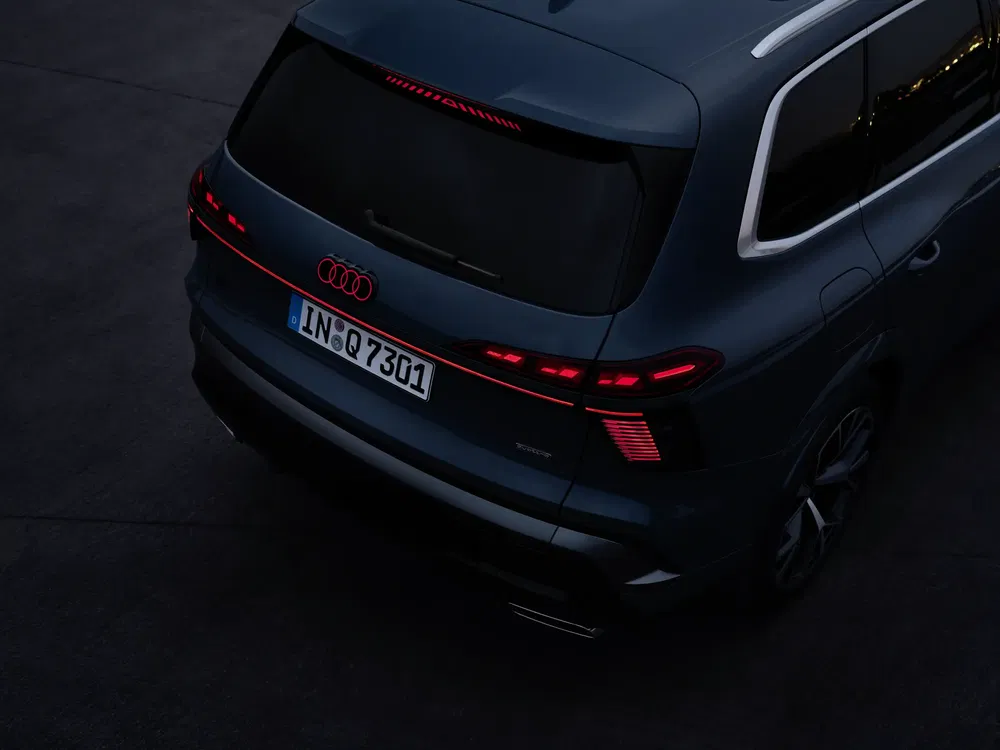 Audi Q7 2024, vue arrière avec feux LED distinctifs et design élégant.
