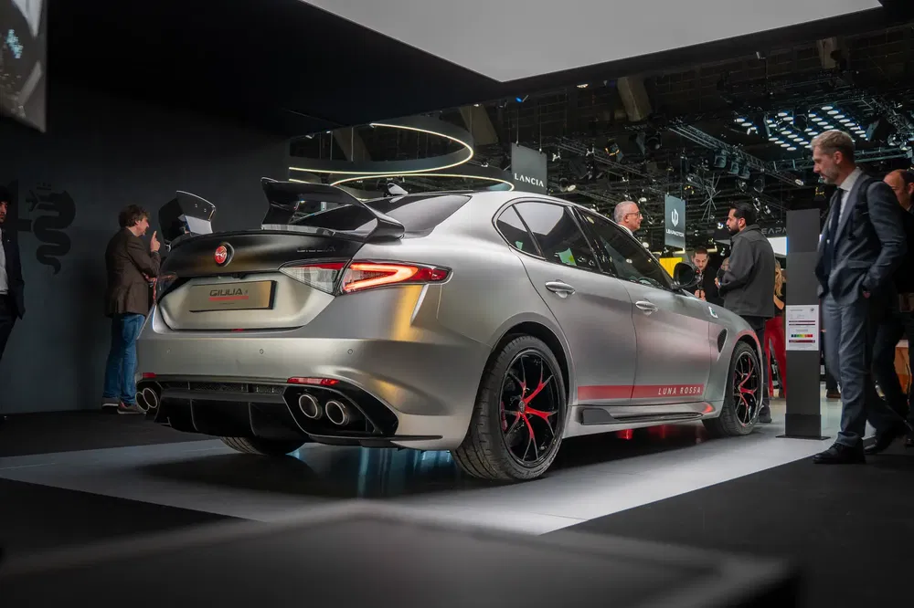 Alfa Romeo Giulia Quadrifoglio 2023 met achterspoiler op de autosalon.