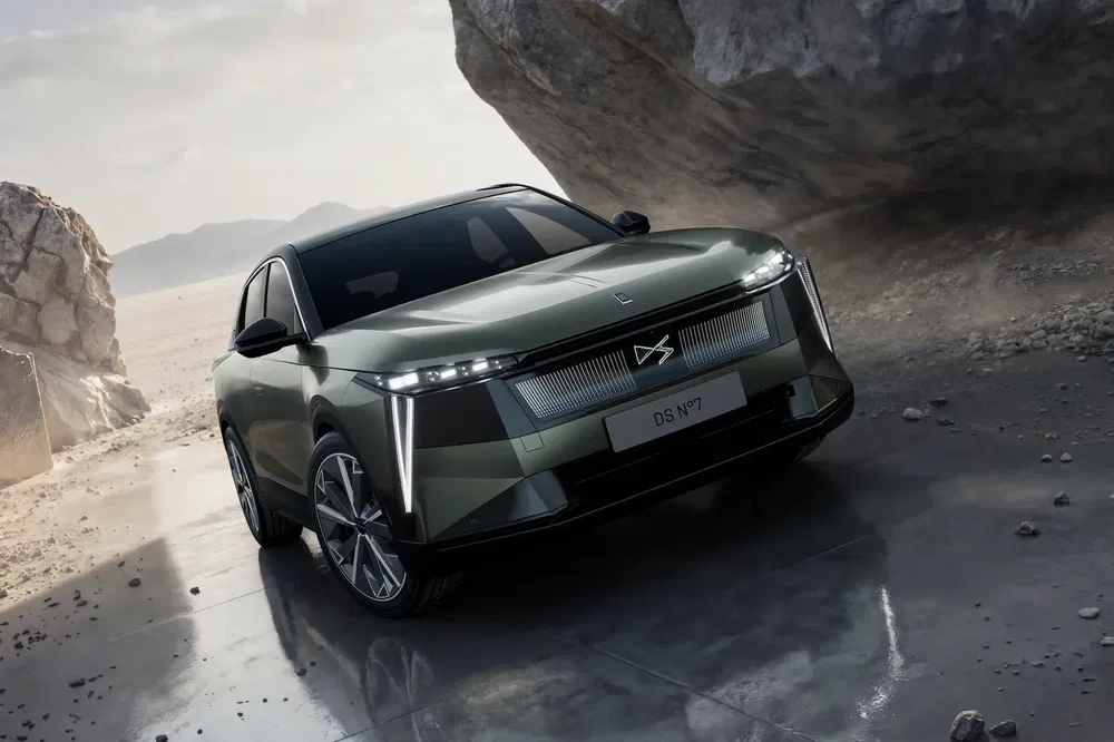 Moderne elektrische DS N°7 SUV tegen een rotsachtig woestijnlandschap.