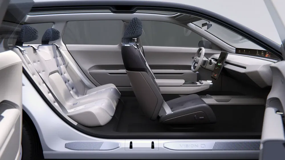 Moderne interieur van de KIA EV5 conceptauto met futuristische stoelen en strak dashboard.