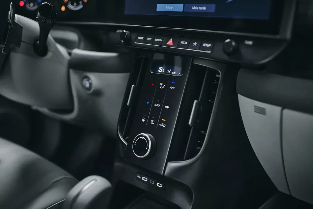 Console centrale d'une voiture moderne avec système de climatisation et écran tactile.