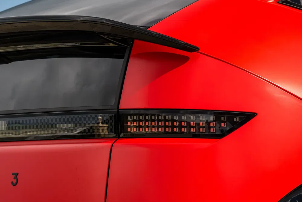 Close-up van LED-achterlicht van een moderne rode Polestar 3 auto.