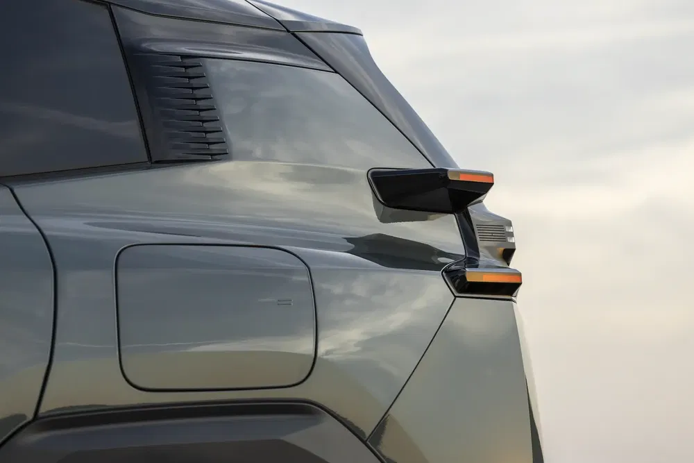 Vue arrière d'un SUV futuriste aux lignes angulaires et finitions métalliques.