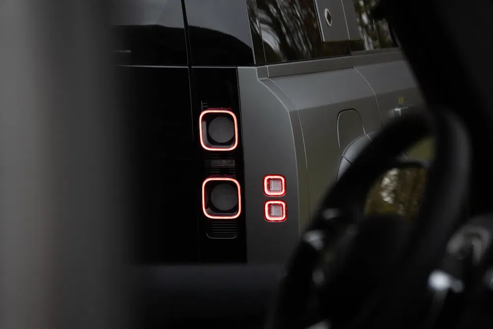 Feux arrière de Land Rover Defender modernisés avec éclairage LED distinctif et design carré.