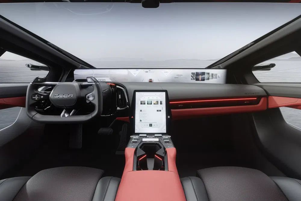 Moderne auto-interieur, Jeep-stuur, centraal touchscreen, rode en zwarte afwerking.