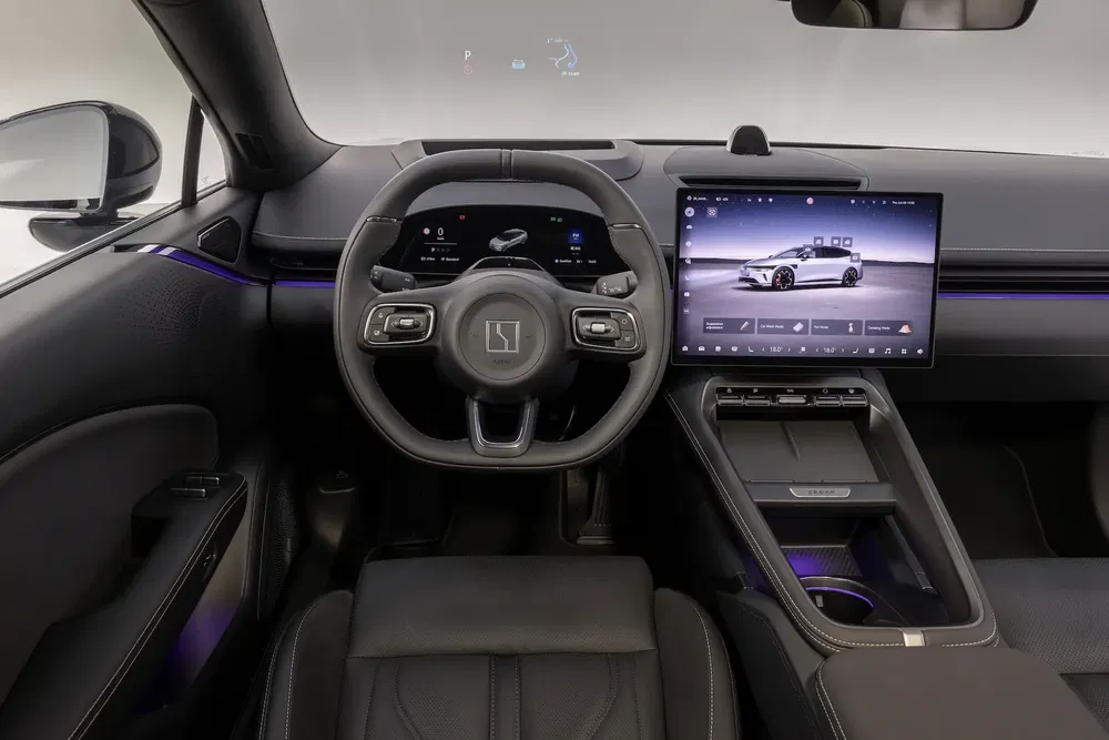 Intérieur moderne d'une voiture électrique avec tableau de bord numérique et grand écran tactile.
