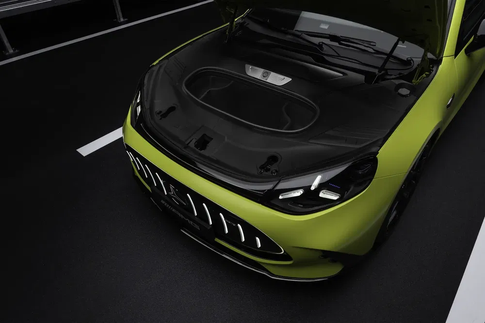 Capot ouvert d'une Mercedes-AMG, montrant un espace de rangement compact à l'avant.